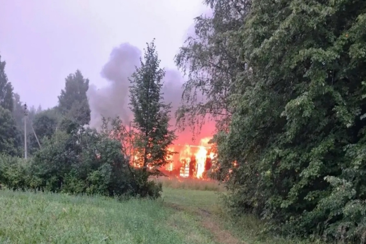 Огонь уничтожил дореволюционную постройку за несколько минут.