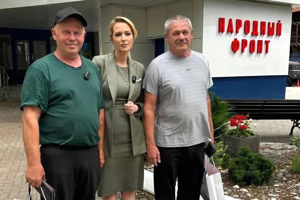 Охранники педагогического колледжа в Старобельске (ЛНР) Анатолий Васильченко и Виктор Тараскин, которые спасли около 30 студентов во время варварской атаки ВСУ.