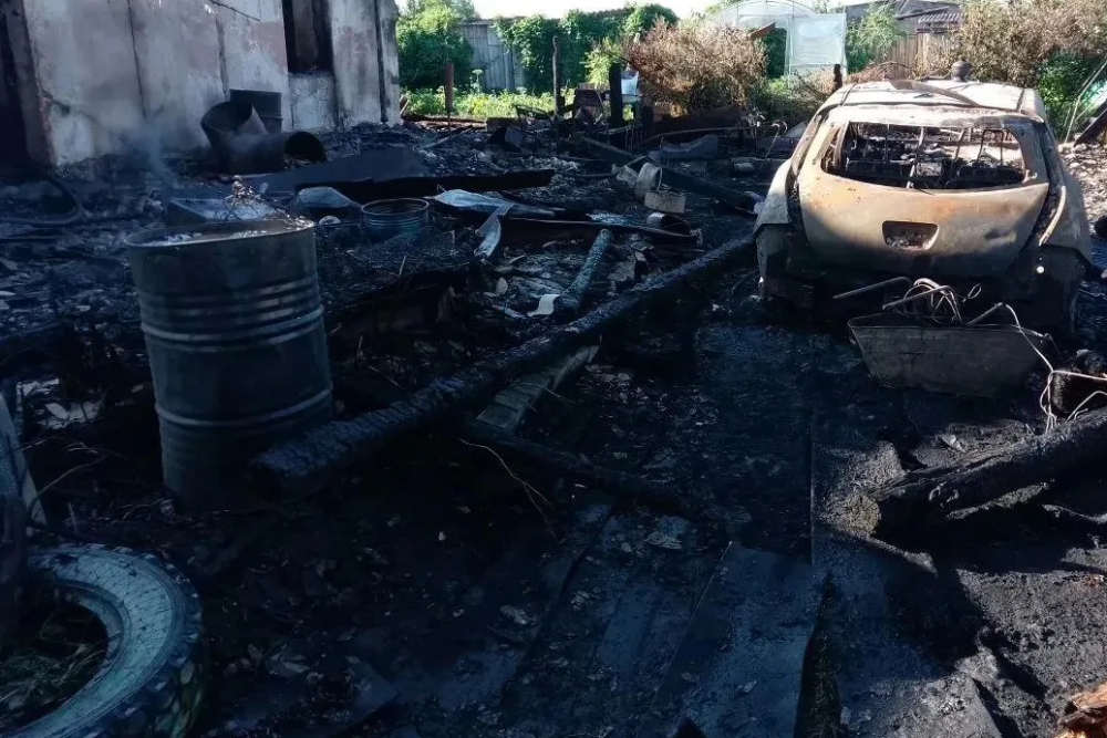 Из-за пожара пострадали дом, постройки и автомобиль