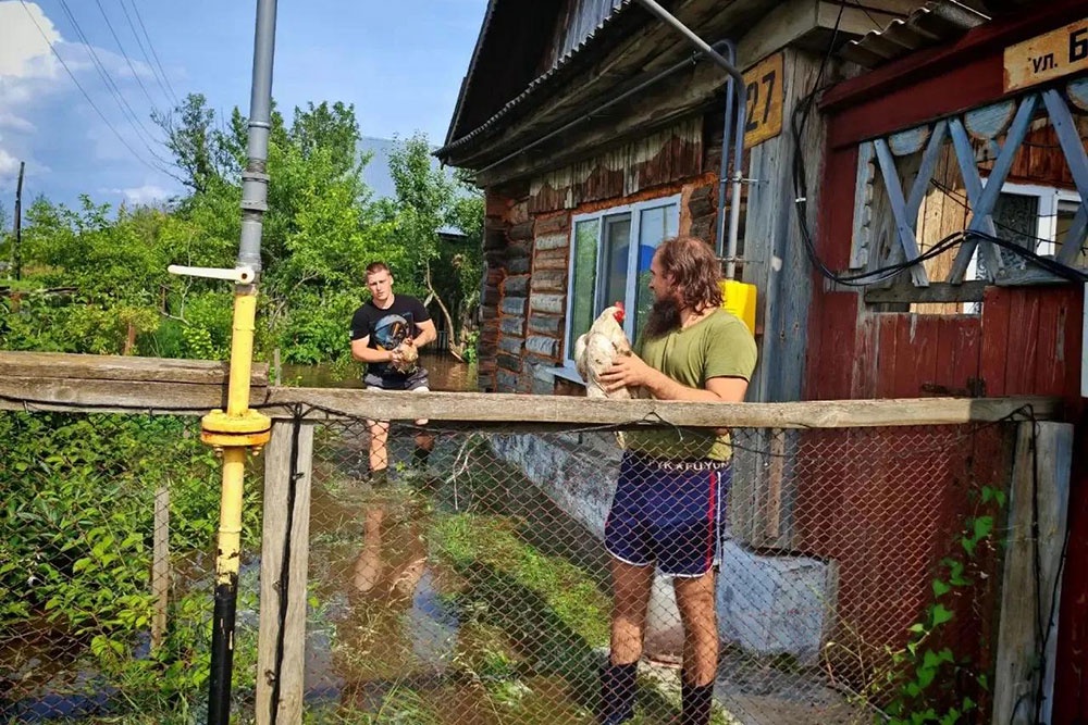 В Пышме люди объединились в волонтерский отряд, помогают вывозить технику и спасать домашних животных
