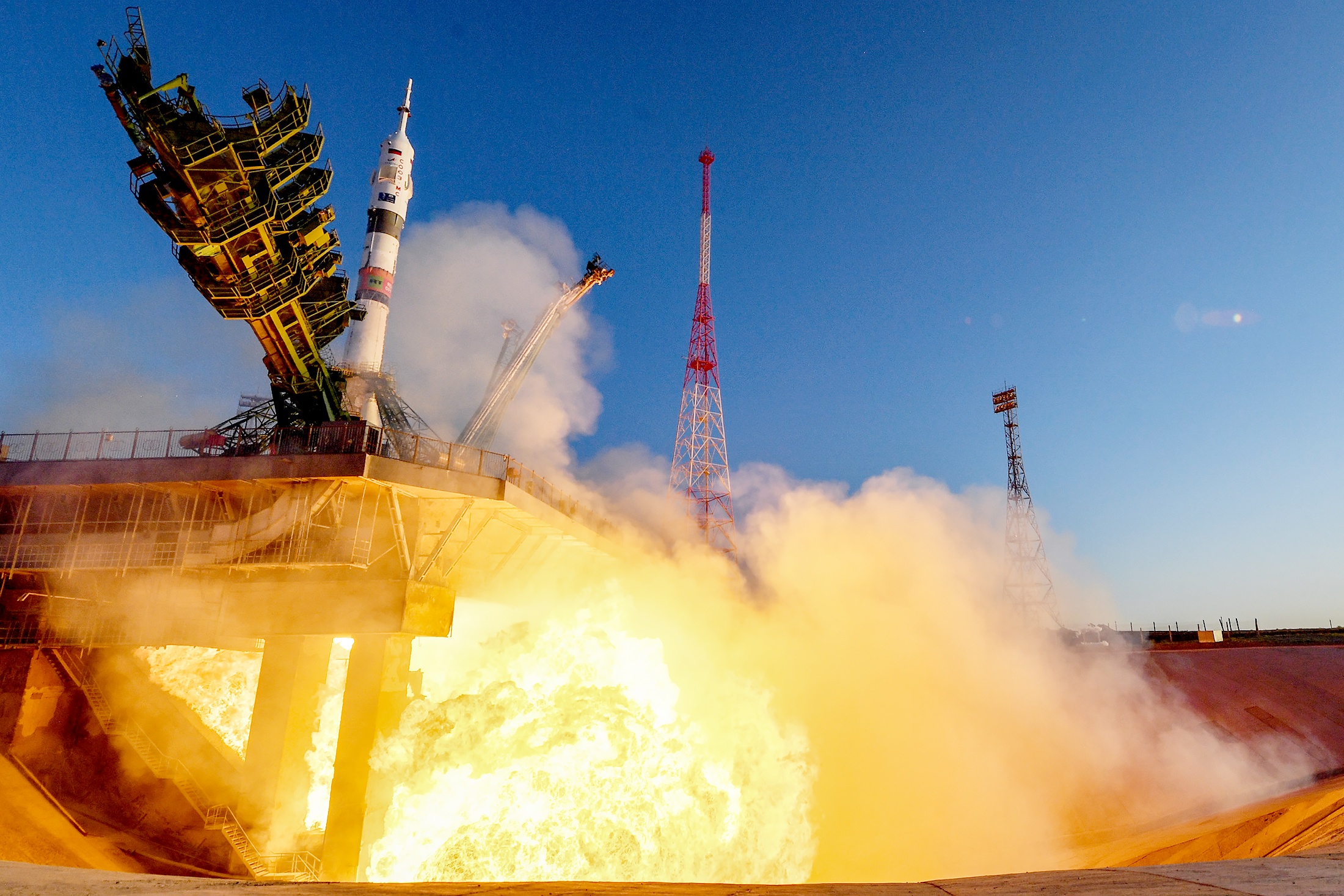 Запуск ракеты-носителя "Союз-2.1а" с  пилотируемым кораблем "Союз МС-29" с космодрома Байконур.