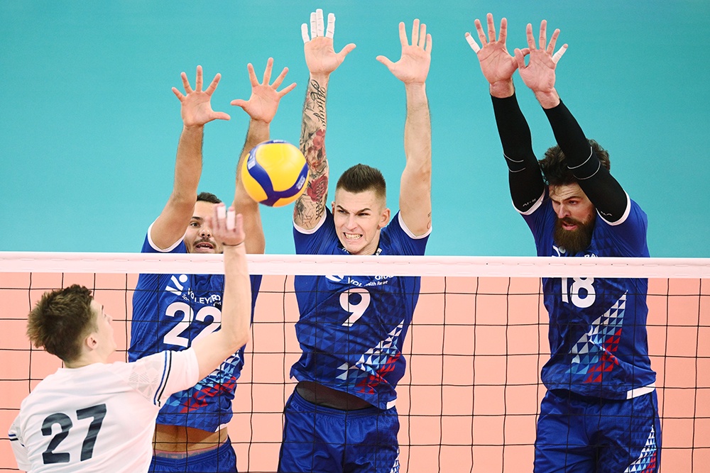 Игроки сборной Роман Порошин (№ 22) и Иван Яковлев (№ 9) в одном из контрольных матчей с Беларусью. Игроки сборной Роман Порошин (№ 22) и Иван Яковлев (№ 9) в одном из контрольных матчей с Беларусью.