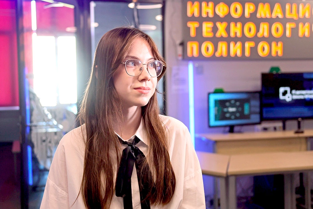 Выпускница школы N 1409 Екатерина Малкова получила максимальные 500 баллов за ЕГЭ. Выпускница школы N 1409 Екатерина Малкова получила максимальные 500 баллов за ЕГЭ.