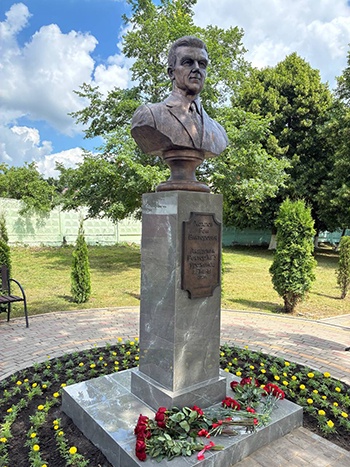 Памятник академику Р.В. Хохлову на его родине в Ливнах (Орловская область).