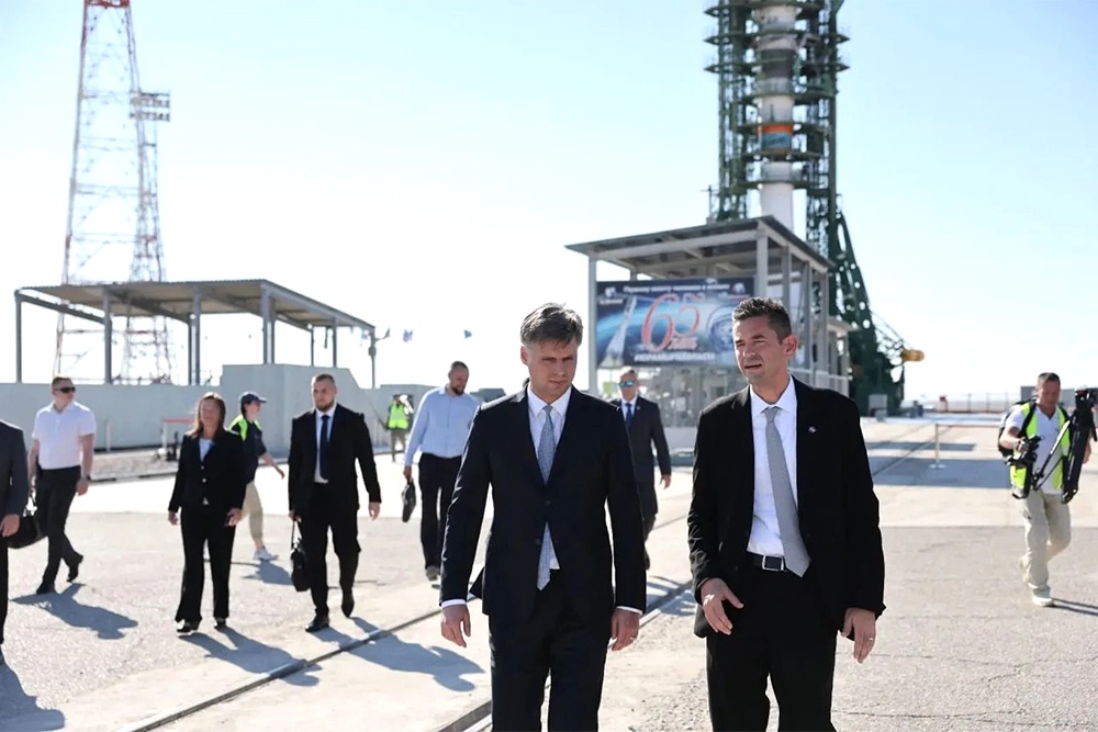 Рукопожатие в космосе и на Земле. Глава "Роскосмоса" Дмитрий Баканов и глава NASA Джаред Айзекман (справа).