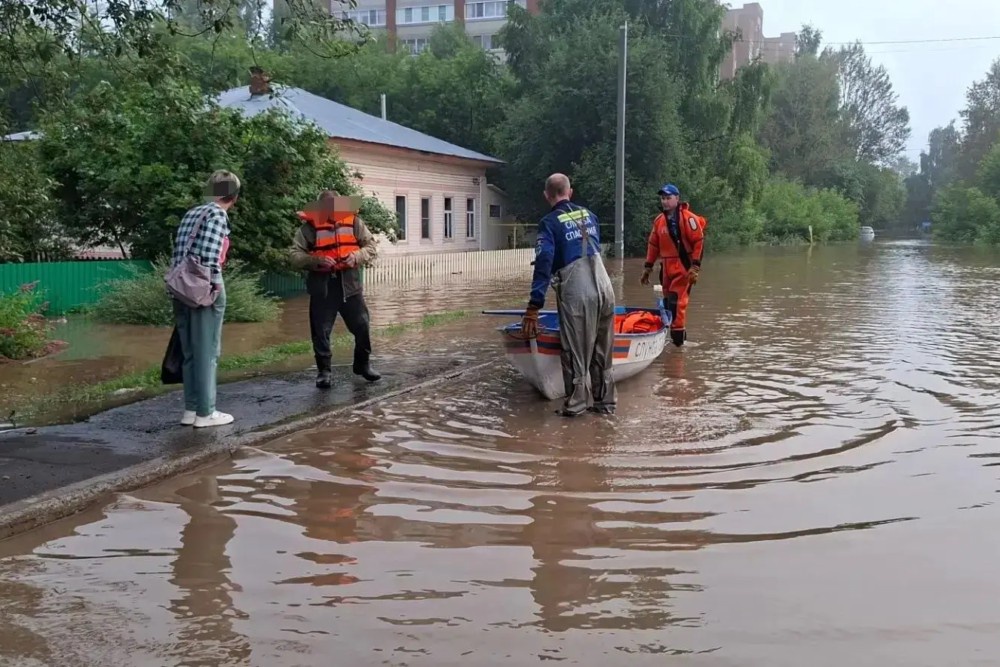 Спасатели помогают пострадавшим от подтоплений в Глазове. Спасатели помогают пострадавшим от подтоплений в Глазове.