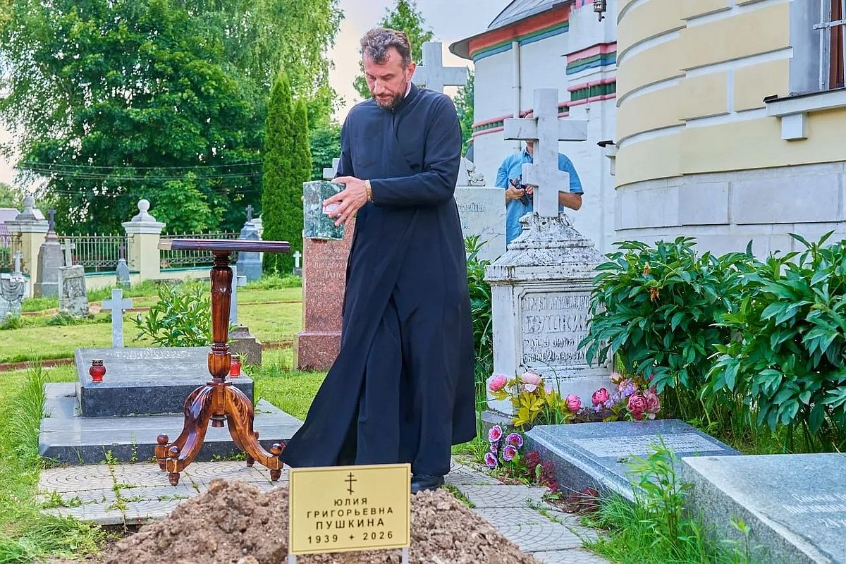 Церемония состоялась у стен храма Зачатия Пресвятой Анны - в месте, где расположен некрополь семьи Пушкиных. 