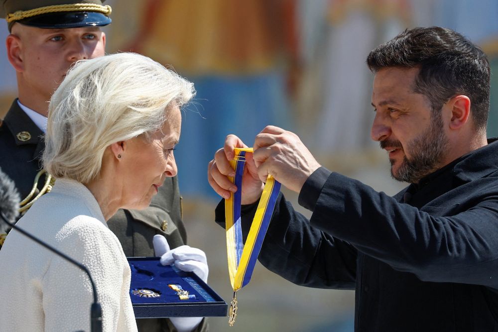 Владимир Зеленский награждает председателя ЕК Урсулу фон дер Ляйен орденом Европы Владимир Зеленский награждает председателя ЕК Урсулу фон дер Ляйен орденом Европы