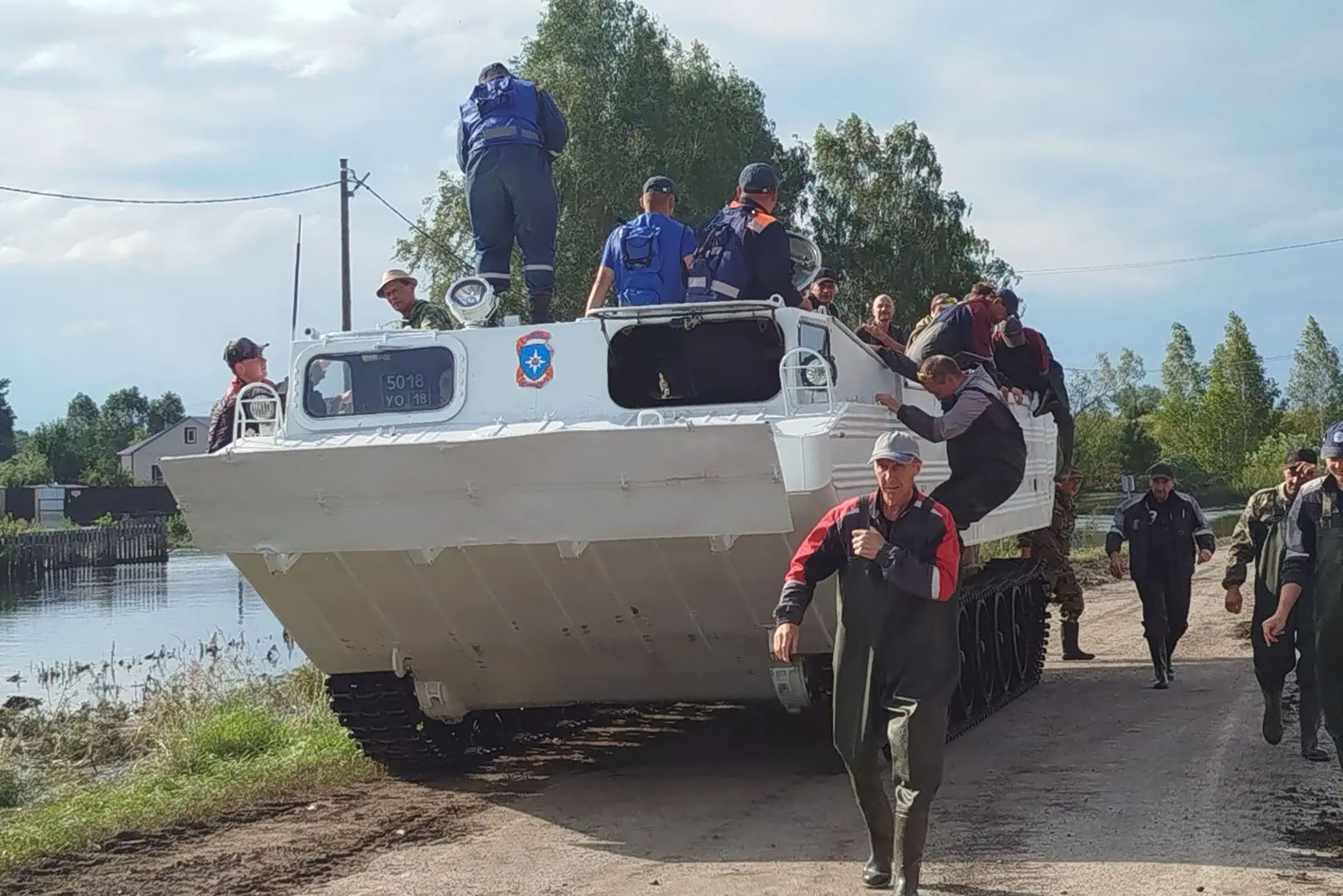 Попасть на фермы села Килачевское можно только на плавающем транспортере МЧС. Он делает до десяти рейсов в день.