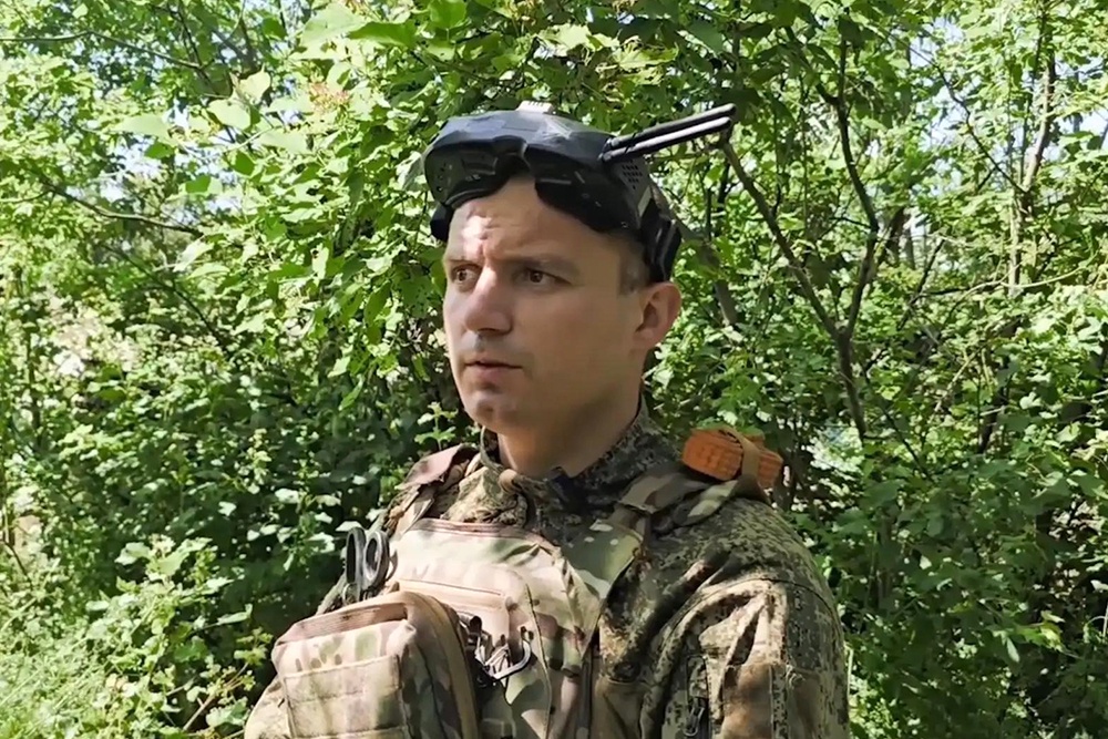 Дмитрий Михайлов нисколько не жалеет, что взял академотпуск в сельскохозяйственном колледже и отправился в зону СВО управлять "птичками". По телемосту он связался с однокурсниками и рассказал им все о своей службе. 