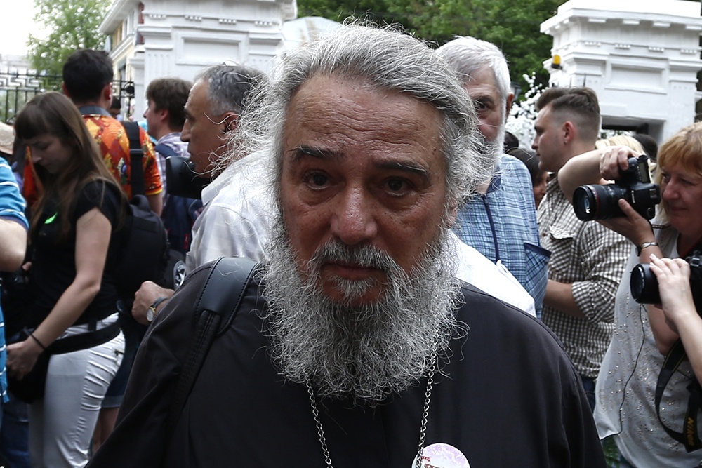 Протоиерей Михаил Ардов во время посадки цветов и черешневых деревьев в рамках фестиваля "Черешневый лес" в Москве. 2013 год.