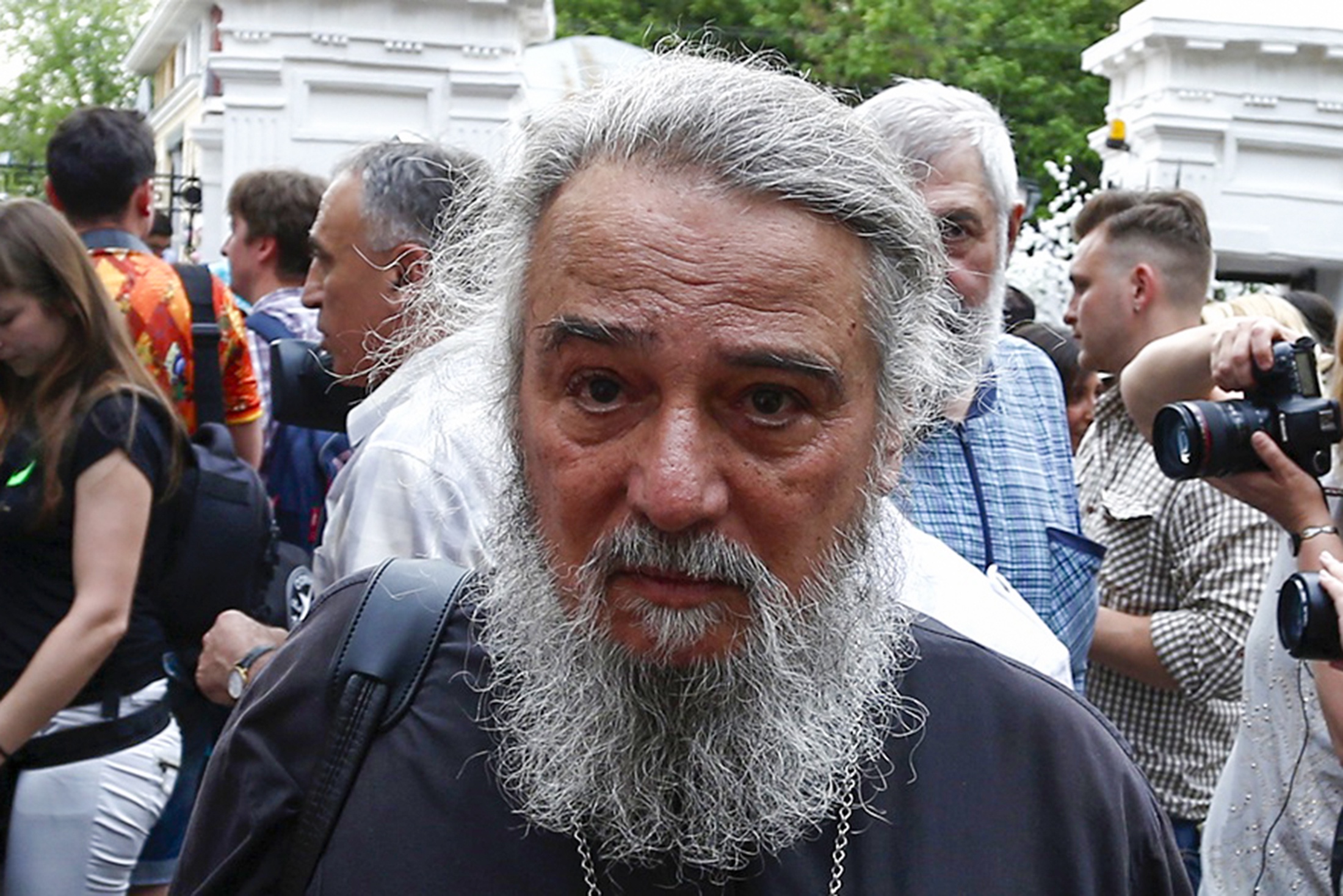 Протоиерей Михаил Ардов во время посадки цветов и черешневых деревьев в рамках фестиваля "Черешневый лес" в Москве. 2013 год.