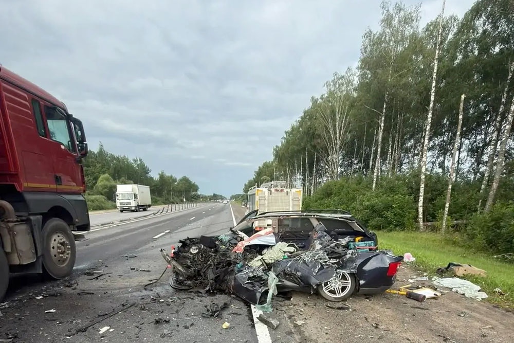 Грузовик выехал на встречку и столкнулся с легковым Volkswagen. Грузовик выехал на встречку и столкнулся с легковым Volkswagen.
