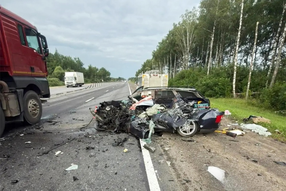 В результате ДТП водитель и один из пассажиров легковушки погибли на месте. В результате ДТП водитель и один из пассажиров легковушки погибли на месте.