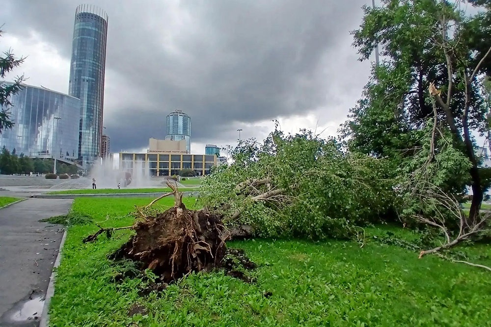 Bão mạnh quét qua Yekaterinburg gây thiệt hại nghiêm trọng, thành phố tích cực khắc phục