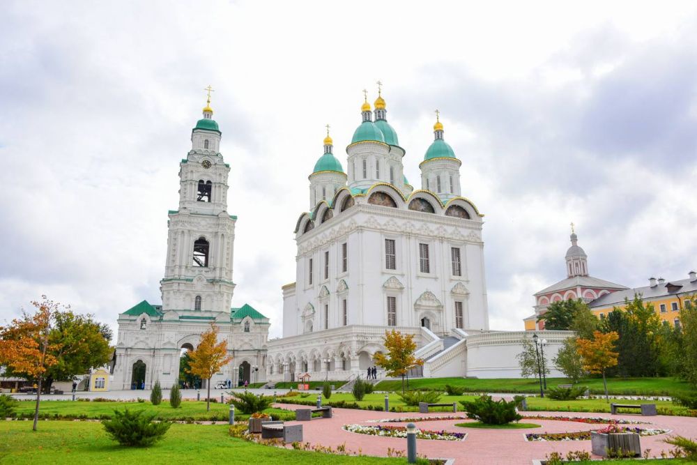 Астраханский белокаменный кремль, основанный в XVI веке, который ежегодно посещают свыше миллиона человек - главная достопримечательность региона