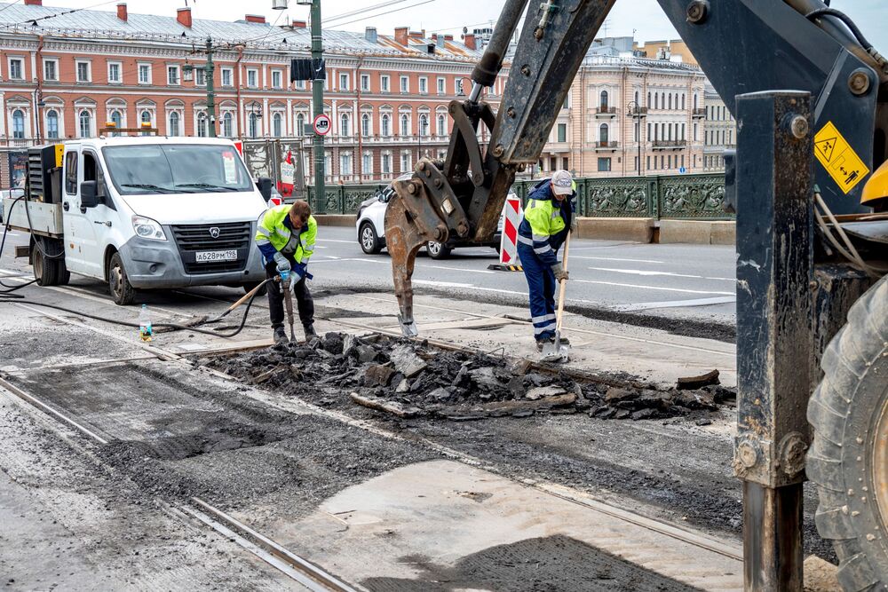 На Литейном мосту в Петербурге начались масштабные ремонтные работы. 