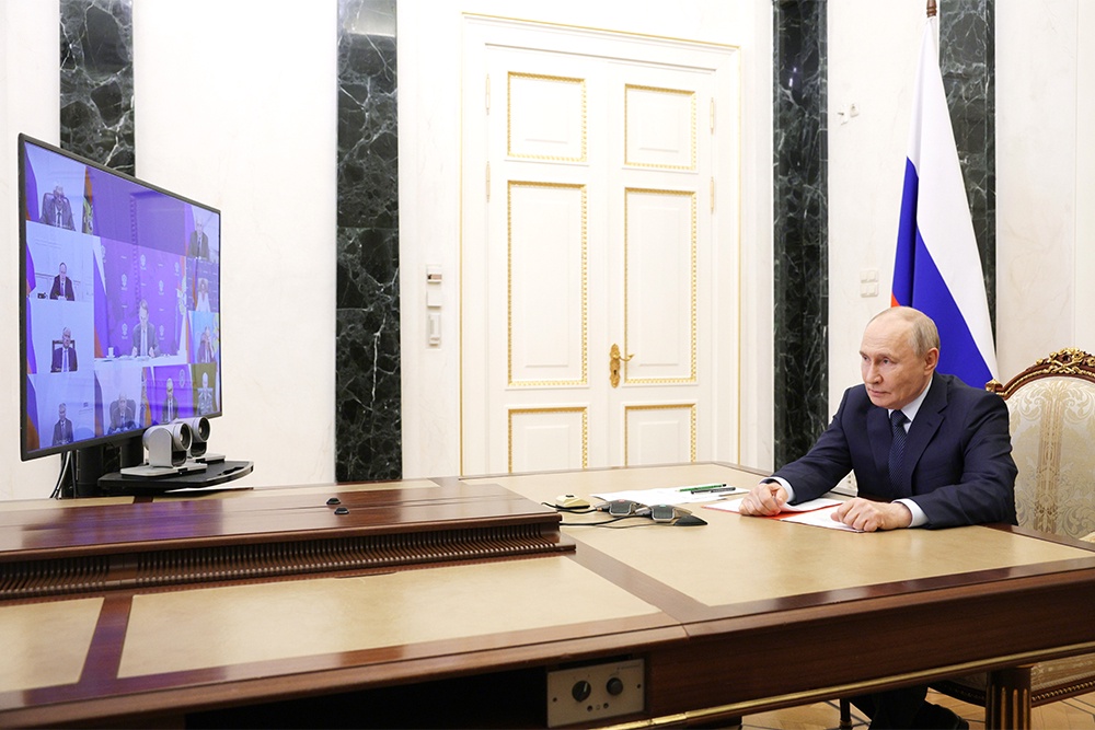 Владимир Путин провел по видеосвязи оперативное совещание с членами Совета безопасности.