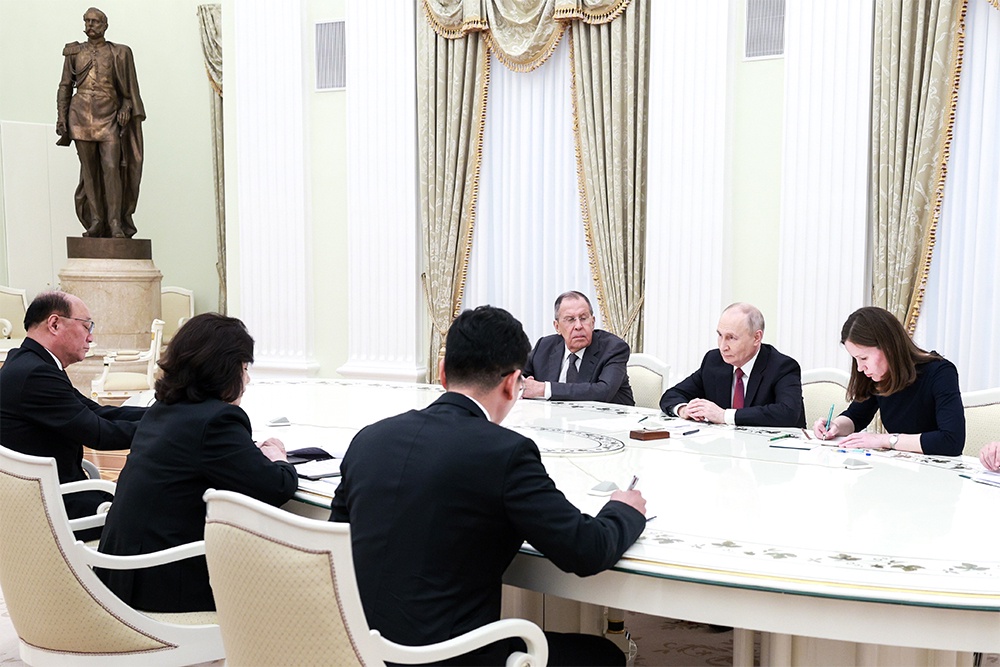 Владимир Путин встретился в Кремле с министром иностранных дел КНДР Цой Сон Хи.