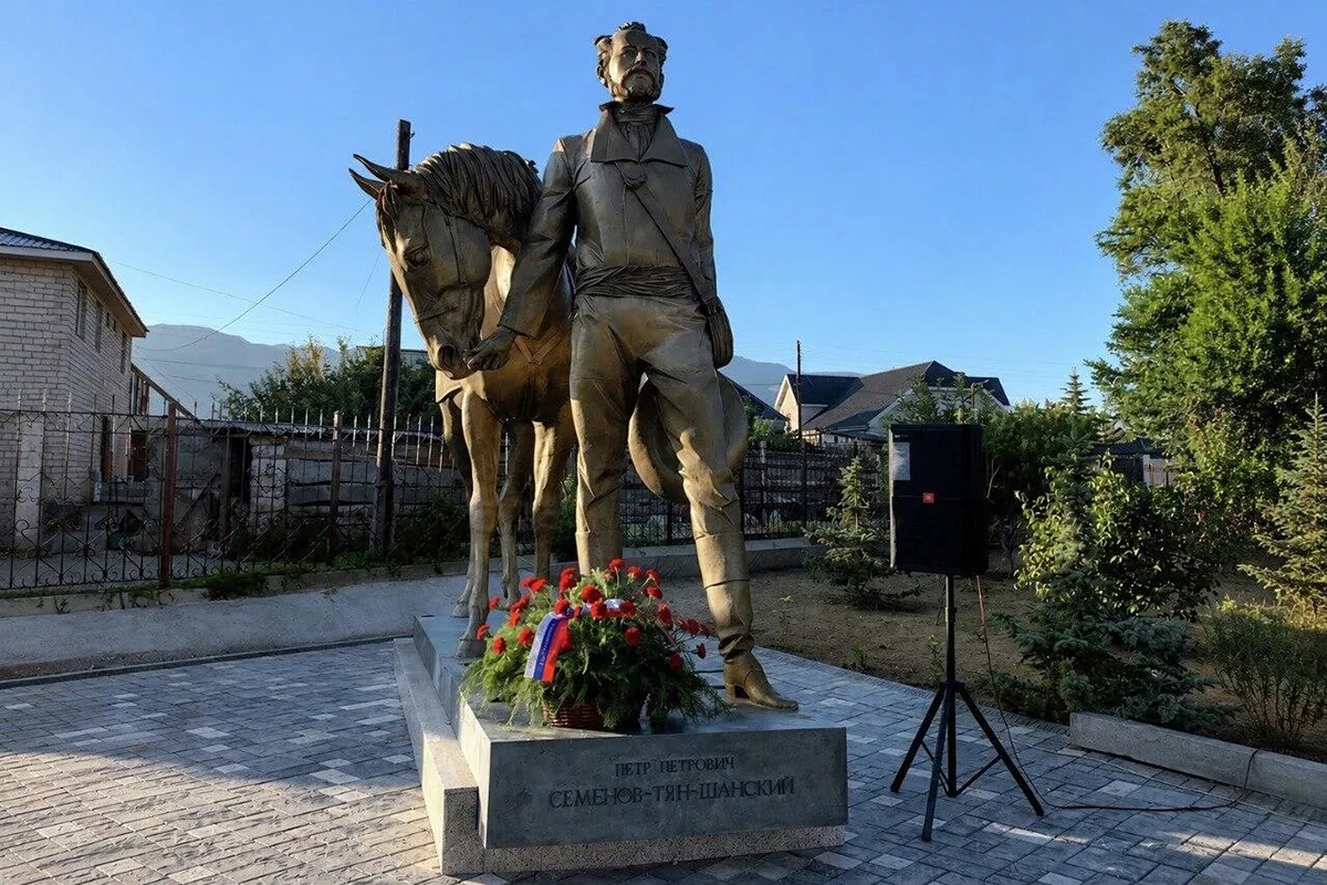 Восстановленный памятник Семенову-Тян-Шанскому. Сейчас он стоит на фоне частного сектора. Восстановленный памятник Семенову-Тян-Шанскому. Сейчас он стоит на фоне частного сектора.