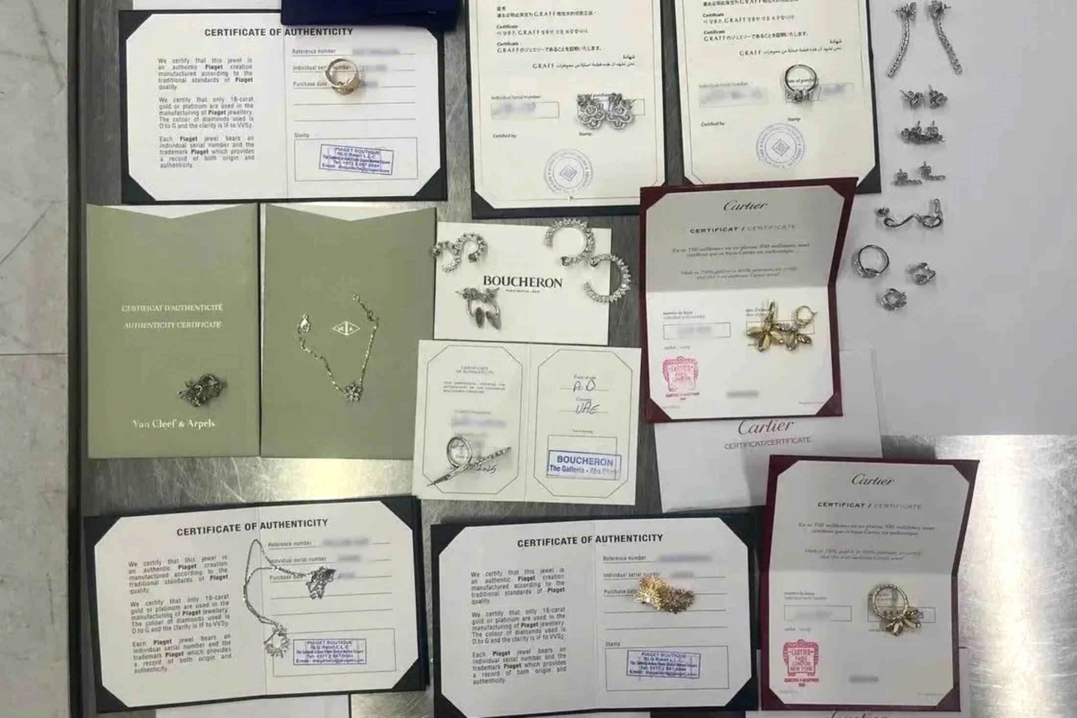 Все изделия настоящие - золото 750-й пробы, платина 950-й, со вставками из бриллиантов, сапфиров и берилла. Все изделия настоящие - золото 750-й пробы, платина 950-й, со вставками из бриллиантов, сапфиров и берилла.