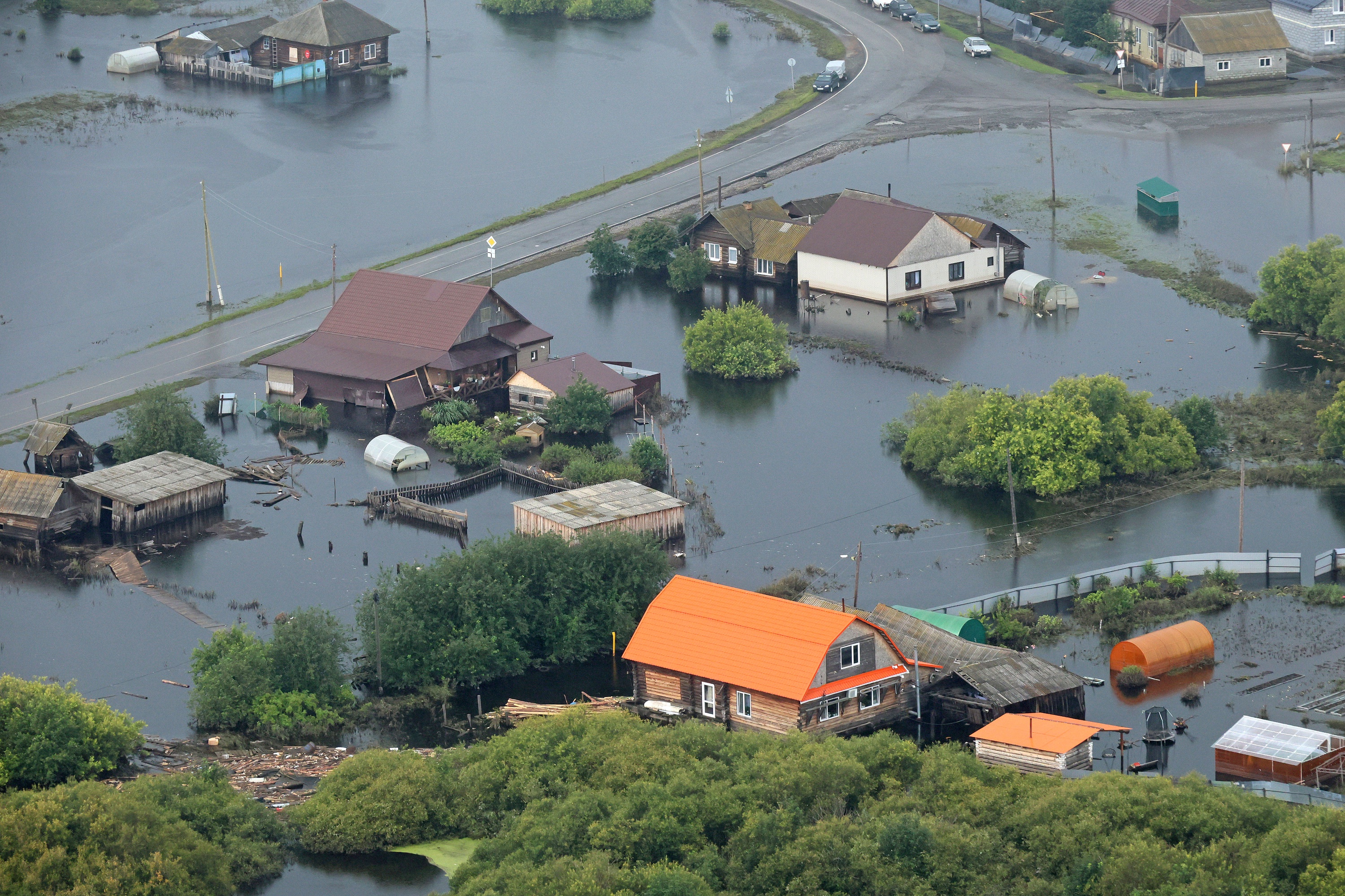 Большая вода хлынула на дороги и поля, добралась до огородов и жилых домов.