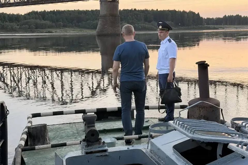 Прокуратура выясняет причины гибели матроса-моториста. Прокуратура выясняет причины гибели матроса-моториста.
