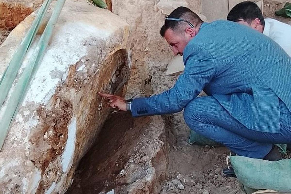 Стела в момент обнаружения. Клинопись на ней пока полностью не могут расшифровать.