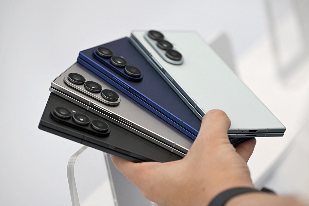 Смартфон samsung линейки Galaxy Z Fold. Смартфон samsung линейки Galaxy Z Fold.