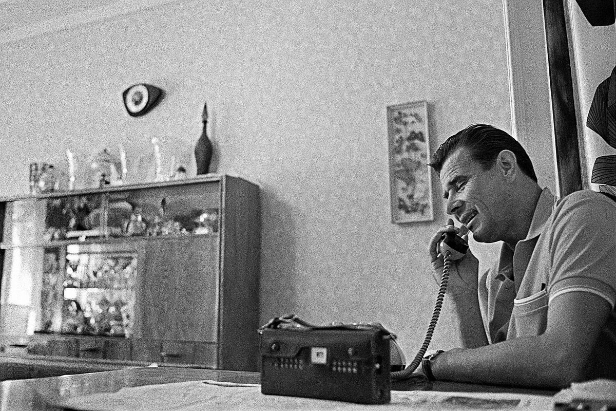 Вратарь московского "Динамо" Лев Яшин разговаривает по телефону дома. 1969 год.