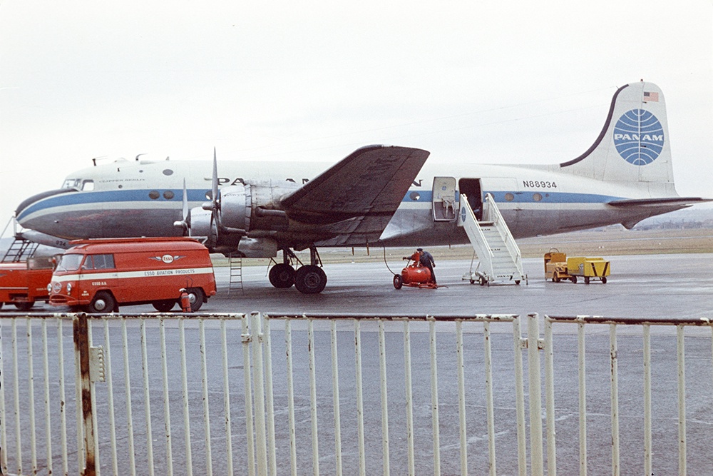 Самолет Douglas DC-4 с логотипом PanAm на хвосте. Самолет Douglas DC-4 с логотипом PanAm на хвосте.