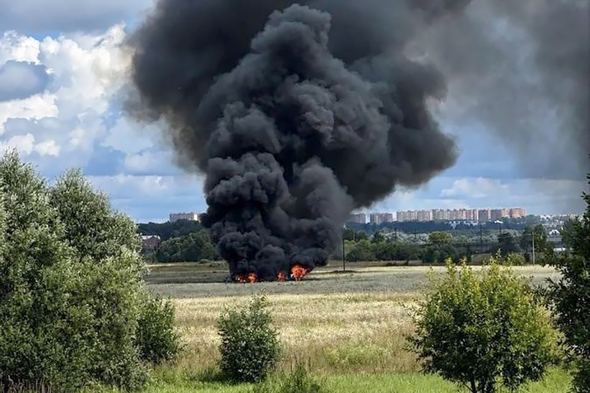 Учебно-боевой самолет потерпел крушение в Московской области.
