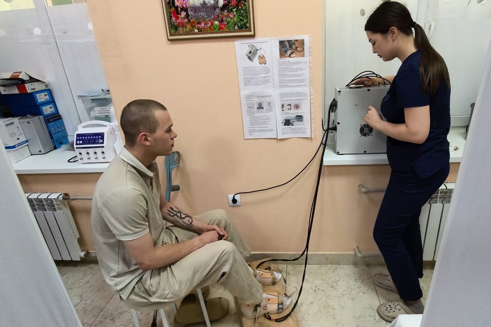 Такой прибор имитирует ходьбу, импульсы передаются сначала в ноги, оттуда - в мозг, и организм вспоминает "забытые" действия.