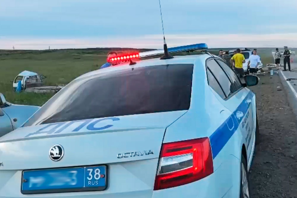 После столкновения с компактвэном японский грузовик оказался в поле.