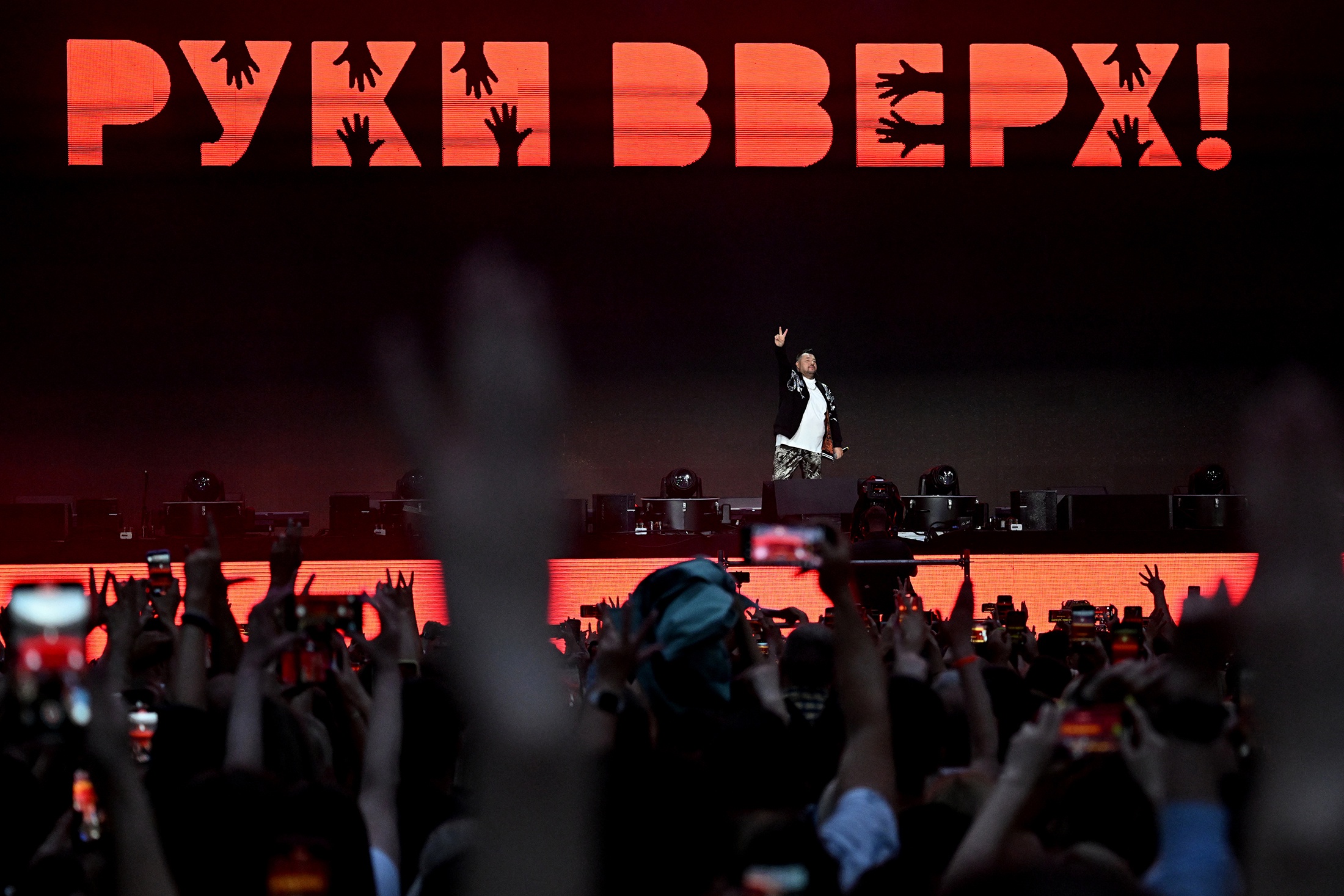 Солист группы "Руки Вверх" Сергей Жуков выступает на своем концерте. Солист группы "Руки Вверх" Сергей Жуков выступает на своем концерте