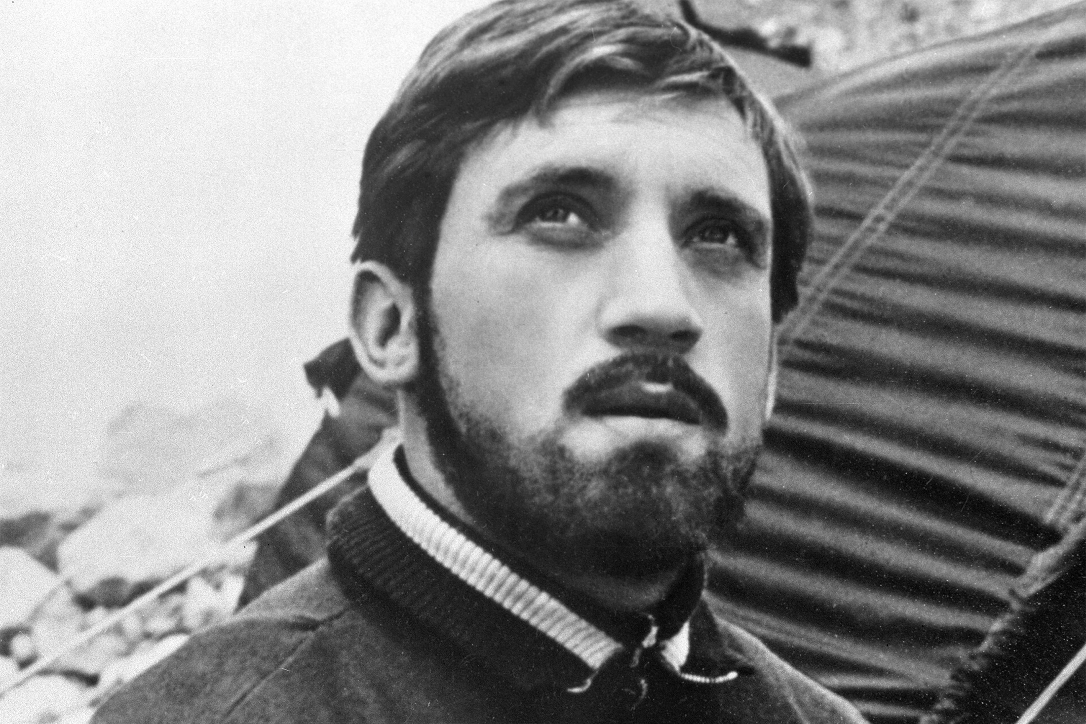 Один из ранних фильмов Высоцкого "Вертикаль", в котором он сыграл радиста. И написал несколько песен: "Вершина", "Прощание с горами" и "Песню о друге". Один из ранних фильмов Высоцкого "Вертикаль", в котором он сыграл радиста. И написал несколько песен: "Вершина", "Прощание с горами" и "Песню о друге".