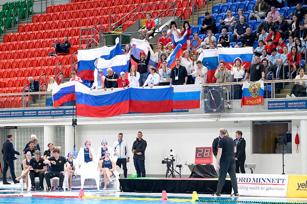 Российские болельщики во время финального матча Кубка мира по водному поло среди женщин между Австралией и Россией. Российские болельщики во время финального матча Кубка мира по водному поло среди женщин между Австралией и Россией.