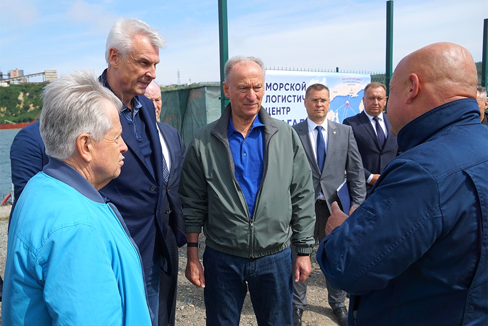 Николаю Патрушеву в Магадане показали площадку строительства Морского логистического центра. Николаю Патрушеву в Магадане показали площадку строительства Морского логистического центра.