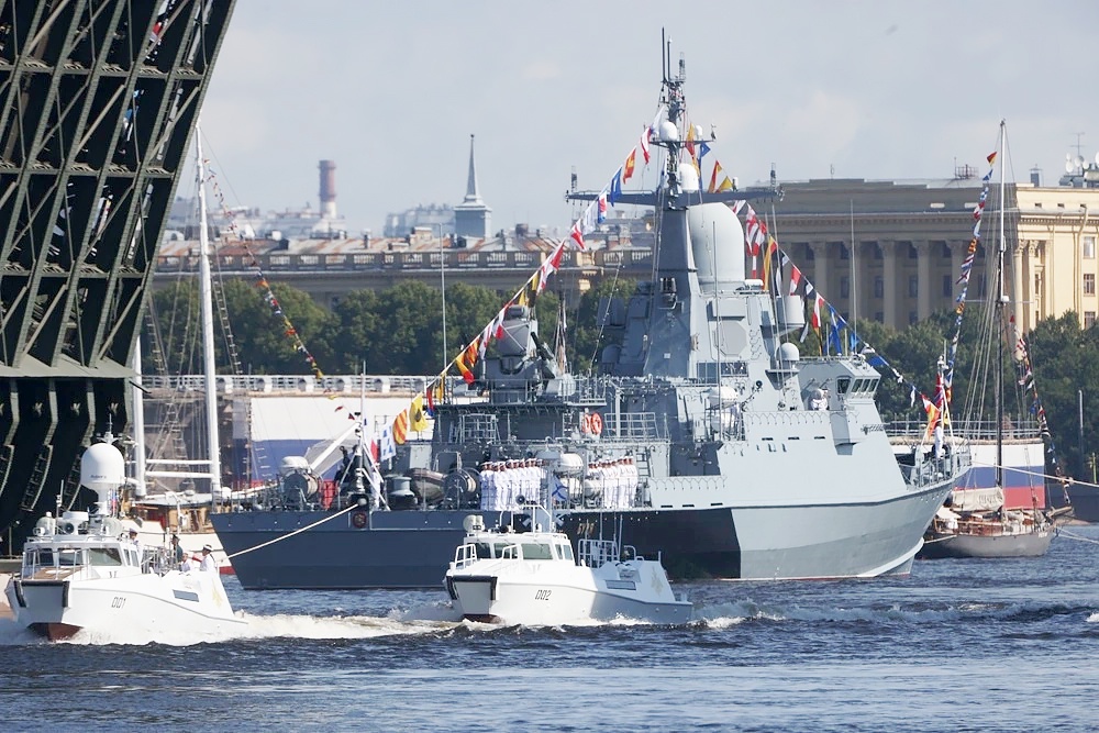26 июля в нашей стране празднуются День Военно-морского флота и юбилейная дата - 330 лет ВМФ России. История флота началась с Петра Великого. В 1714 году в ходе Северной войны молодой российский флот добился первой значительной победы, разгромив шведов у мыса Гангут. В честь победы царь повелел ежегодно отмечать эту дату: устраивать парады, богослужения и фейерверки. С тех пор ВМФ прошел долгий и тернистый путь от первых парусников до современных высокотехнологичных кораблей.