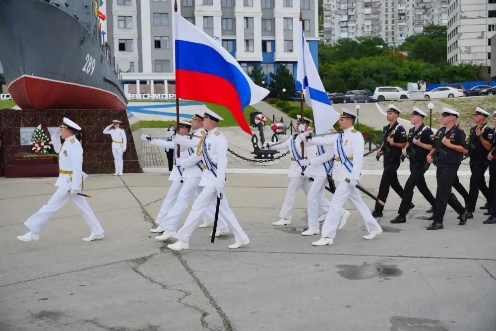 В честь празднования Дня ВМФ командование и военнослужащие НВМБ, ветераны флота и почетные гости возложили цветы в память о моряках-новороссийцах. В честь празднования Дня ВМФ командование и военнослужащие НВМБ, ветераны флота и почетные гости возложили цветы в память о моряках-новороссийцах.
