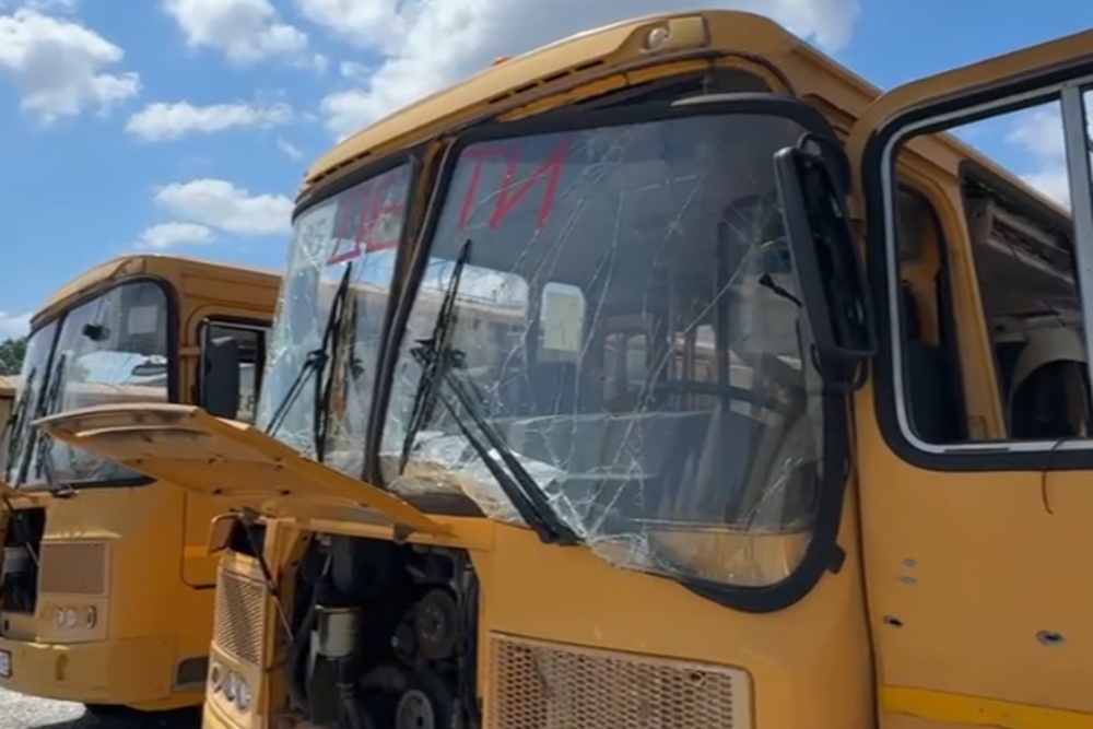 После атаки дронов в Краснодаре пострадали несколько школьных автобусов. После атаки дронов в Краснодаре пострадали несколько школьных автобусов.