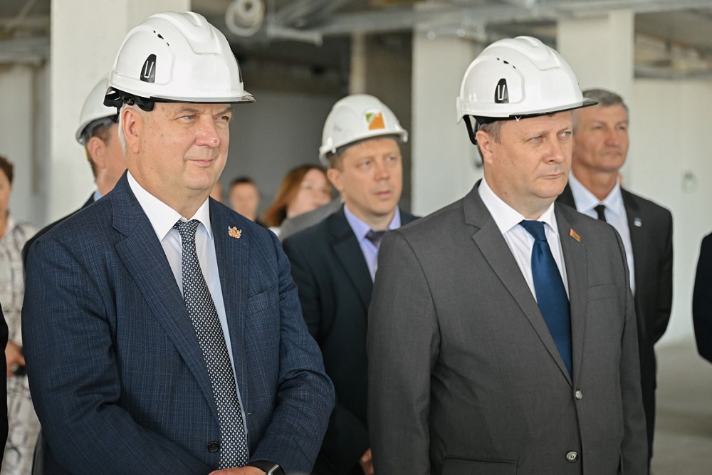 Губернатор Александр Гусев и посол РБ Юрий Селиверстов высоко оценили деятельность белорусских строителей в регионе.