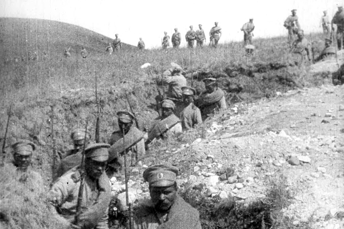Стрелки занимают позиции под Трапезундом. 1916 г. Кинокадр.