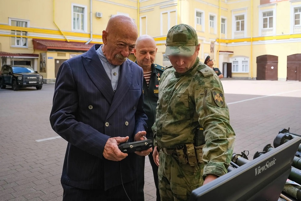 Александр Розенбаум передал средства борьбы с БПЛА бойцам Росгвардии