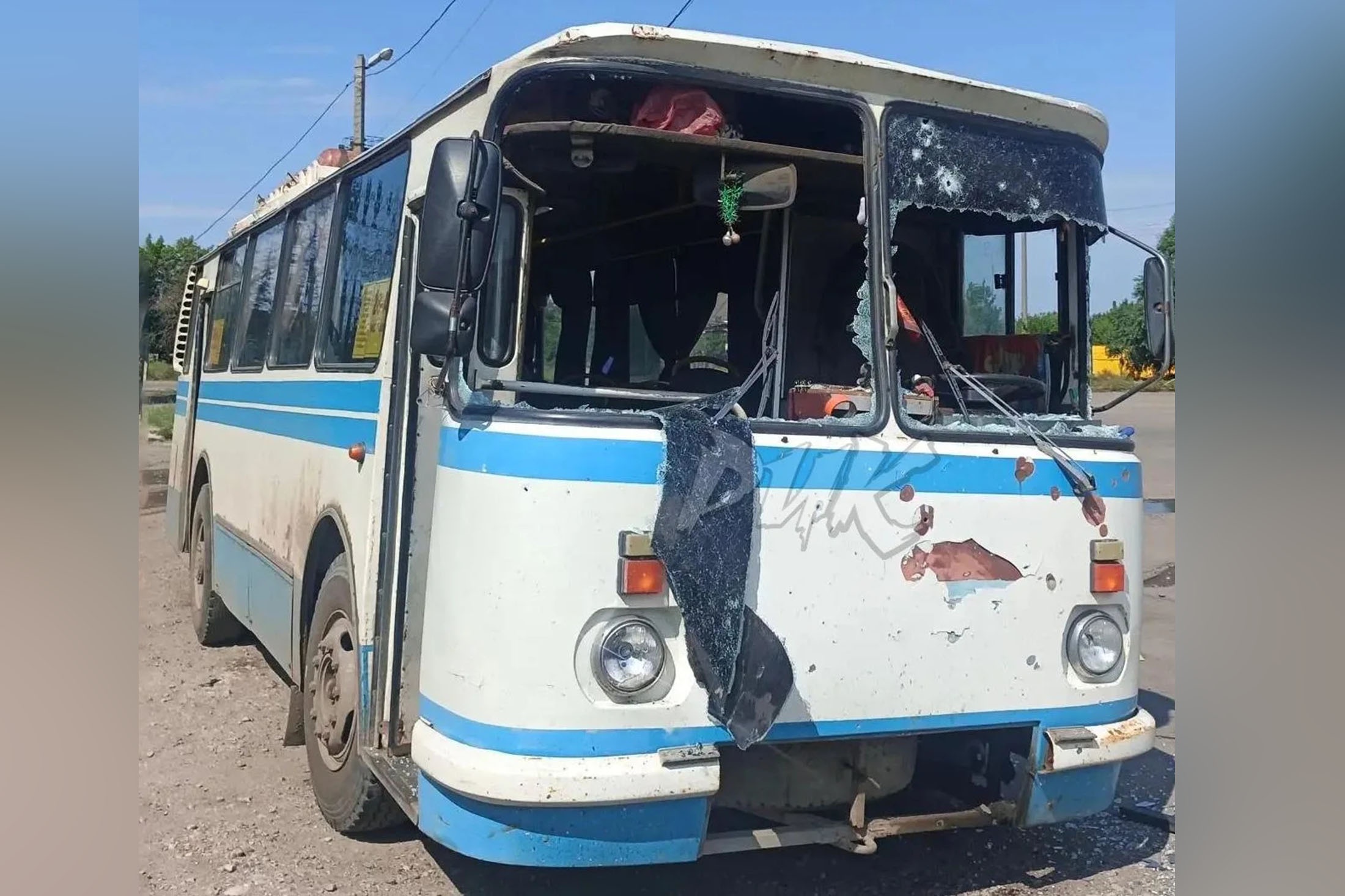 Последствия атаки ВСУ на автобус в Горловке.