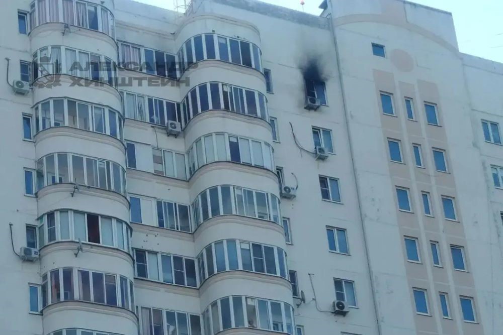 Беспилотник ударил в квартиру на верхнем этаже многоквартирного дома на проспекте Победы.
