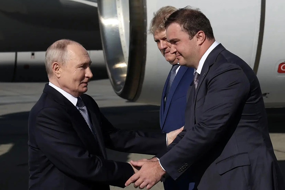 Виталий Хоценко встретил президента России в аэропорту Омска