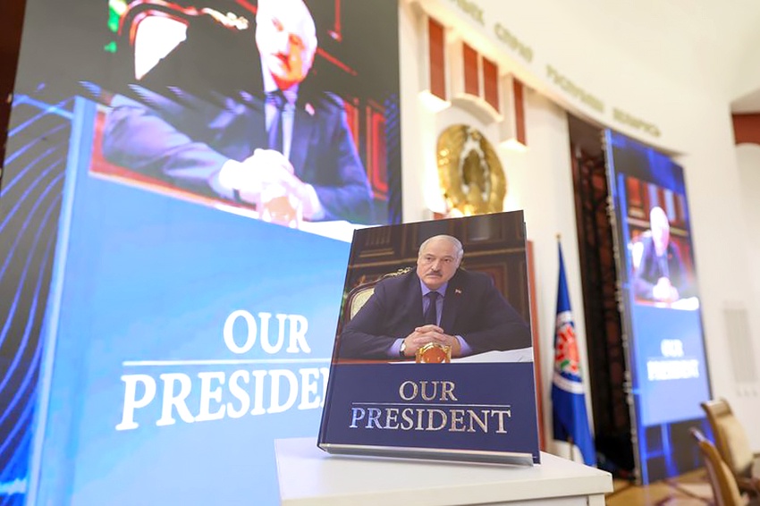 Книга "Наш Президент" издана на английском языке.