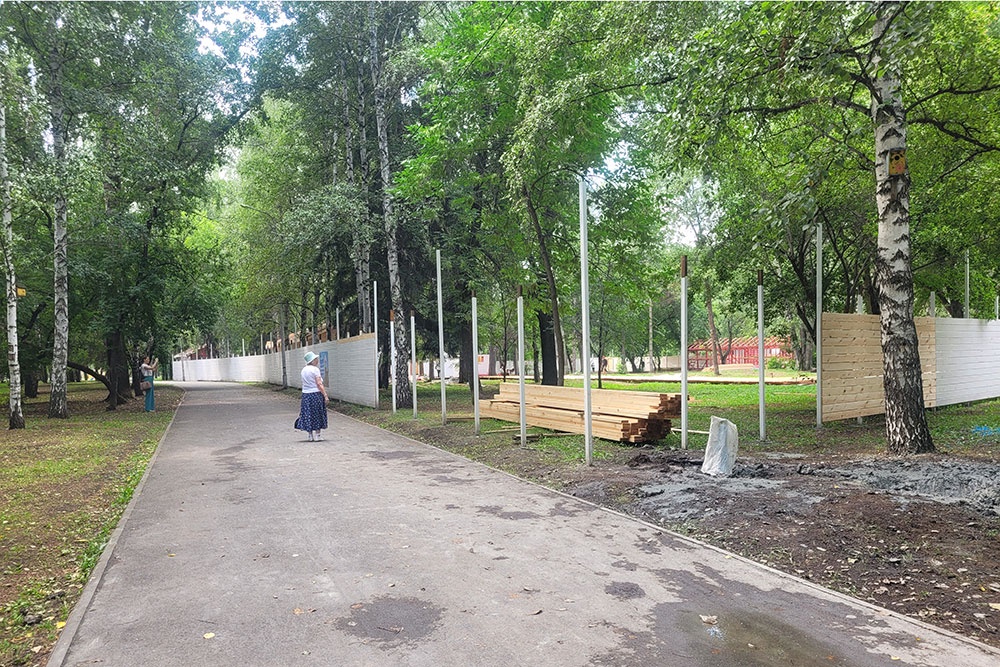 Многие считают Центральный парк культуры и отдыха совершенно не подходящим местом для размещения экзотических животных. Многие считают Центральный парк культуры и отдыха совершенно не подходящим местом для размещения экзотических животных.