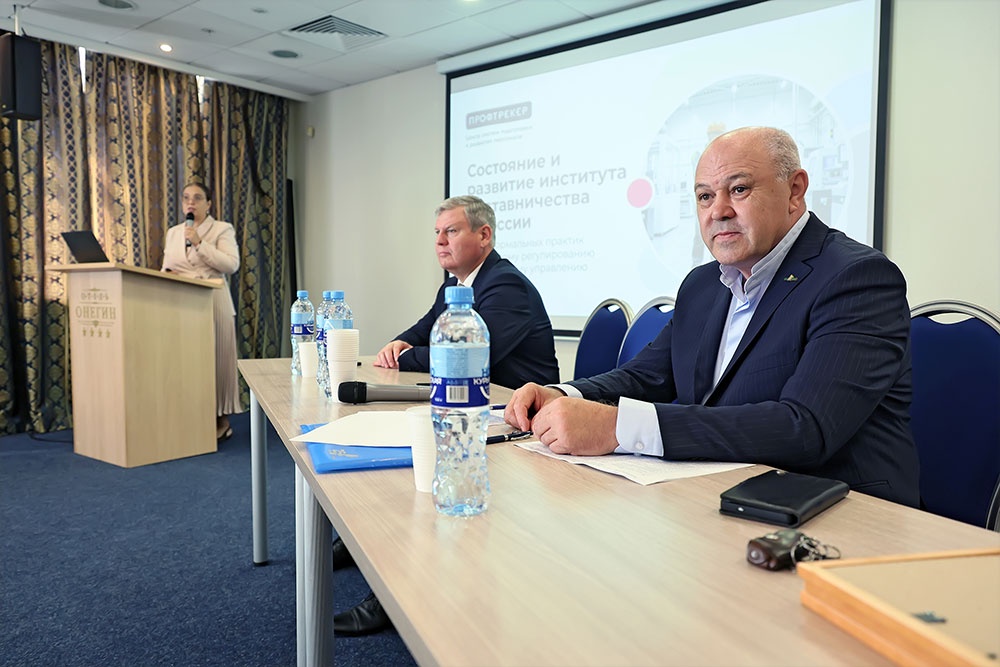 Валерий Юстус (справа) уверен, что поддержка наставничества - одна из важнейших задач профсоюзов.